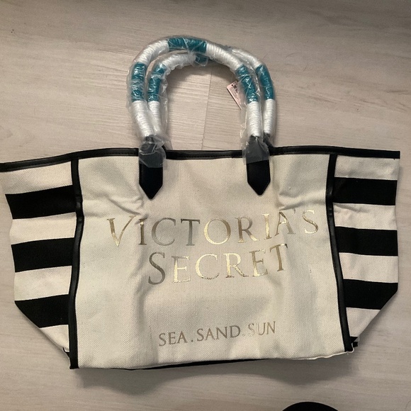 Victoria’s Secret Beach Tote & Blanket Bundle - Picture 1 of 3